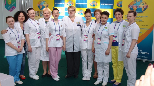 коллектив студентов с преподавателями