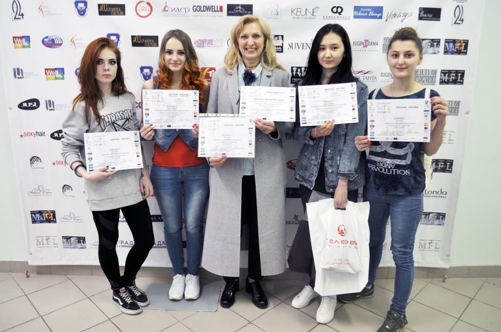 студенты с сертификатами