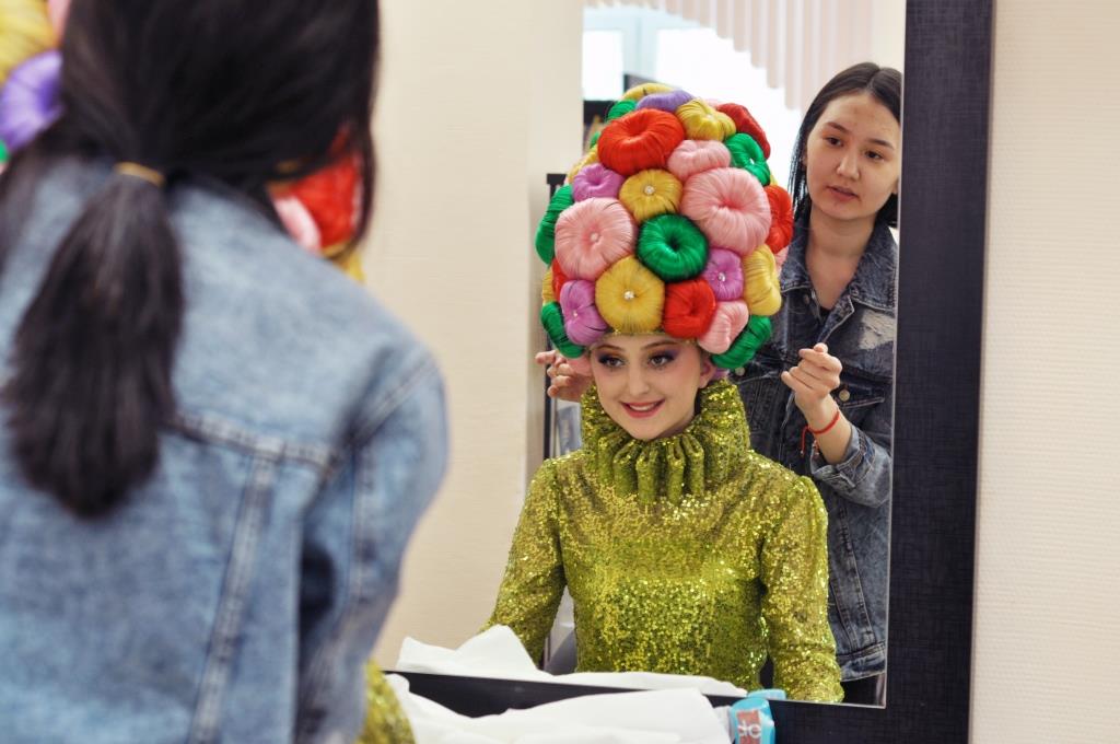 модель с прической