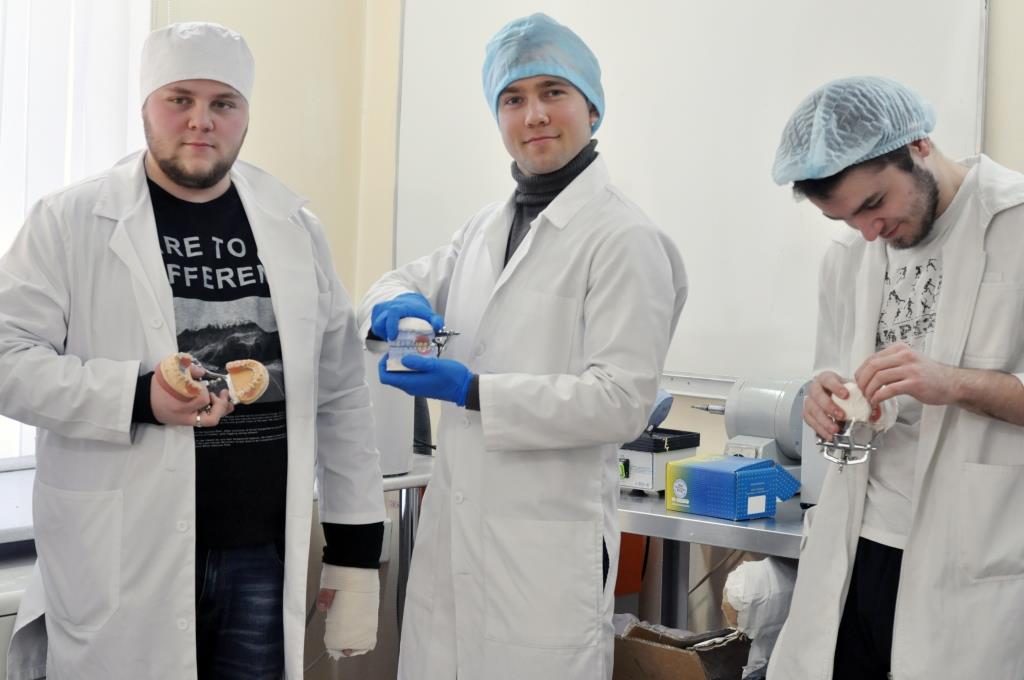 студенты со своими работами студенты со своими работами